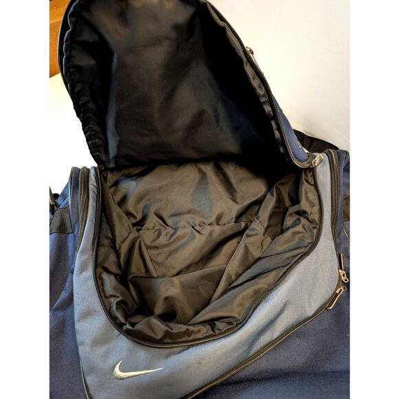 Nike Duffle Bag 20x18 Gym Travel Carry On Weekender Shoulder Strap Hold all Navy - Picture 13 of 16